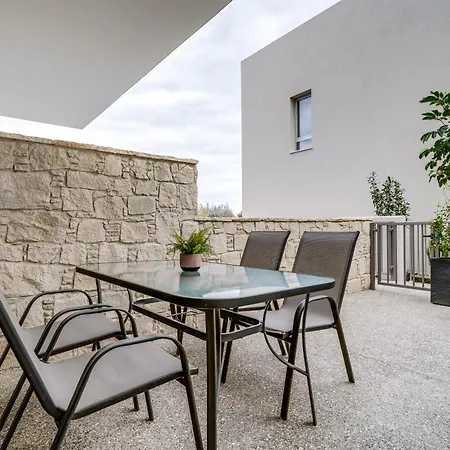 Anchora פאראלימני